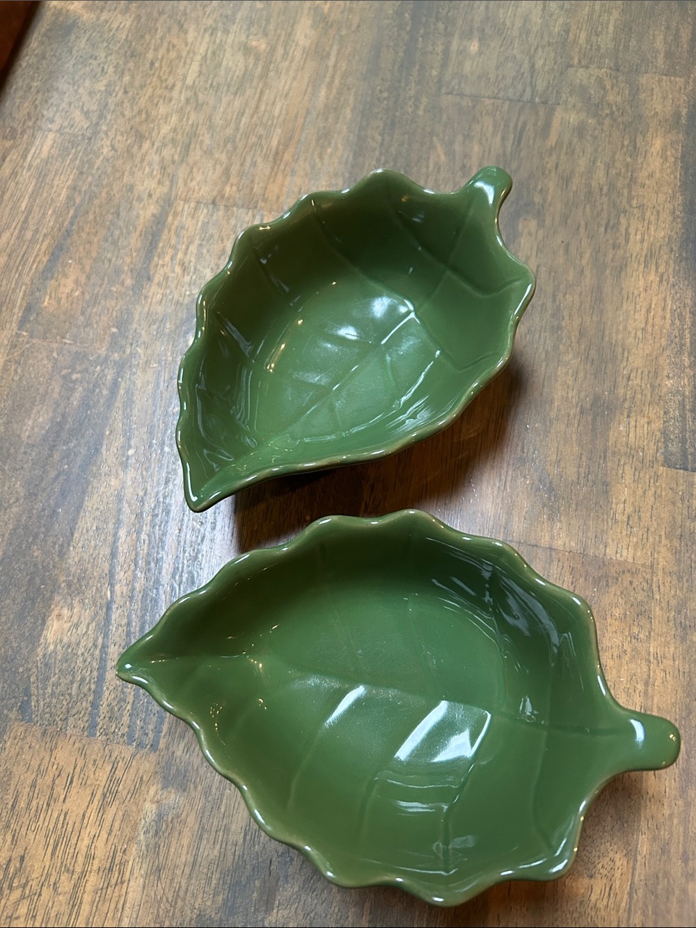 2 Green Leaf-Shaped Ceramic Serving Dish | oven, microwave dishwasher safe